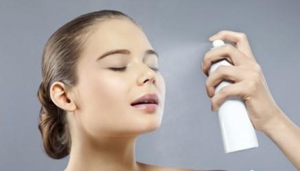 使用補(bǔ)水噴霧之后，到底該不該將殘余的水分擦掉？